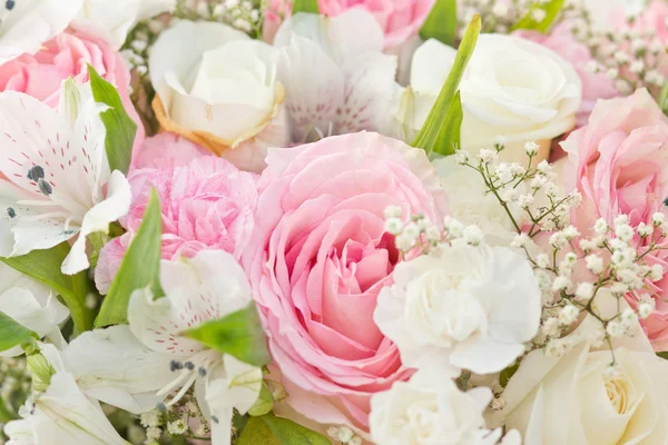 Bouquet de mariage avec roses — Photo