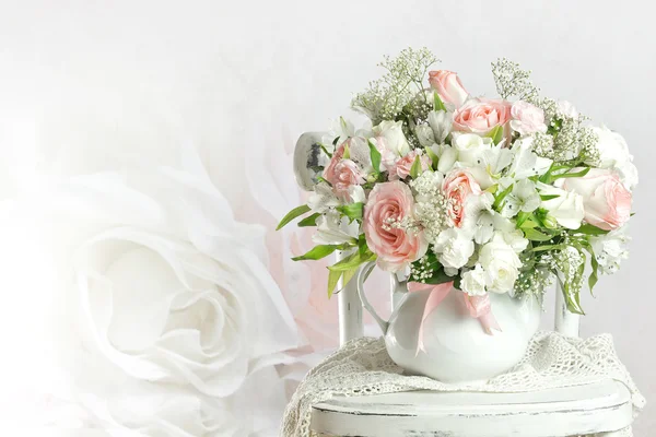 与玫瑰婚礼花束 — 图库照片