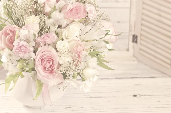 Buquê de casamento com rosas feitas de filtro colorido — Fotografia de Stock