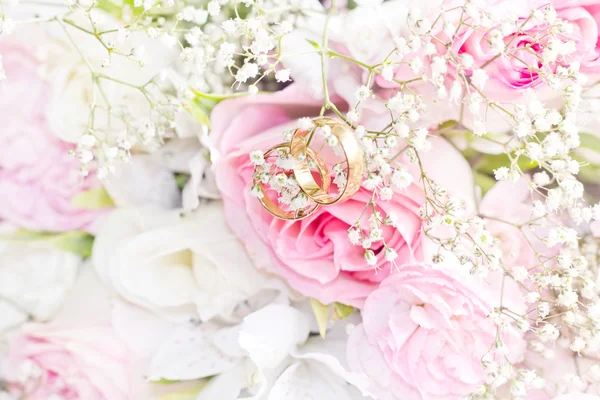 Wedding bouquet with roses and rings — Stock Photo, Image