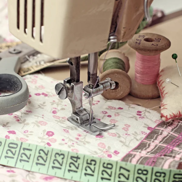 Швейная машина, ножницы для одежды и ретро в стиле ниток — стоковое фото