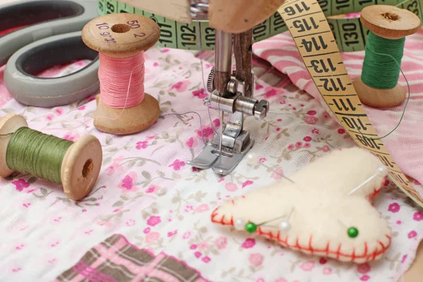 Sewing machine, dressmaker scissors and thread-style retro — Stock Photo, Image