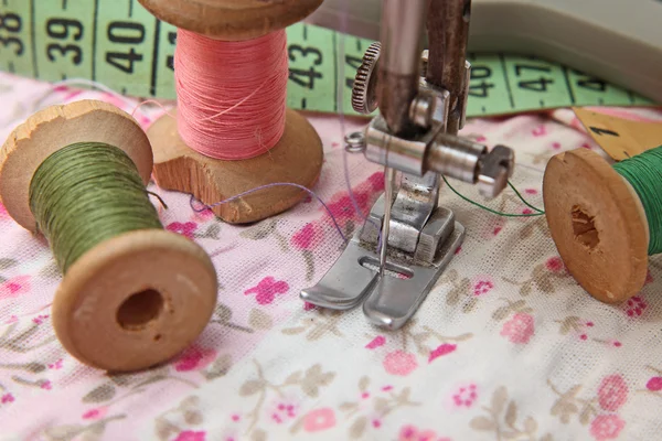 Máquina de coser, tijeras de modista y retro estilo hilo — Foto de Stock