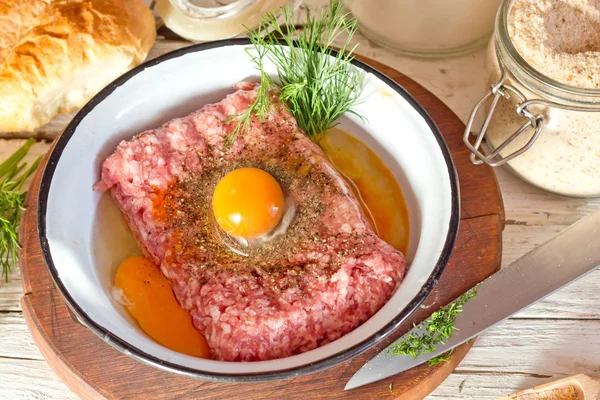 Carne macinata con uovo crudo — Foto Stock