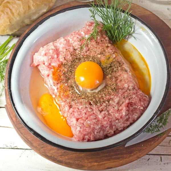 Carne macinata con uovo crudo — Foto Stock