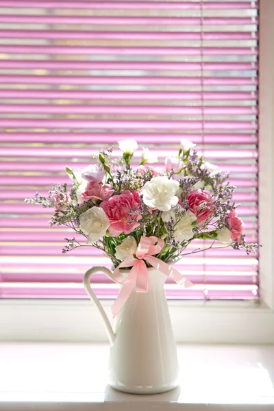 Μπουκέτο με λουλούδια το καλοκαίρι σε γυάλινο βάζο κοντά στο παράθυρο — Φωτογραφία Αρχείου