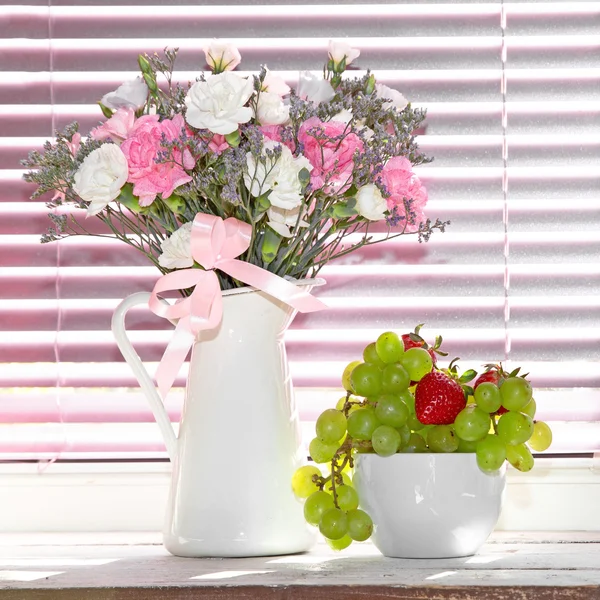 Ramillete de flores de verano en jarrón de vidrio cerca de la ventana — Foto de Stock