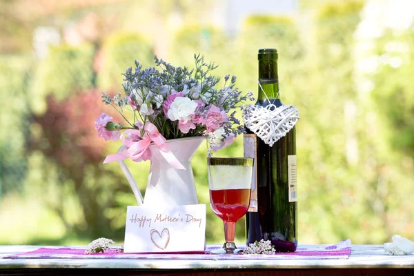 Copo de vinho em uma mesa no jardim em um dia ensolarado — Fotografia de Stock