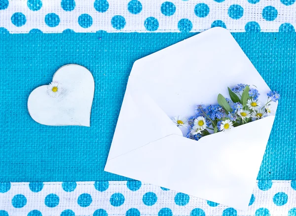 Букет цветов в конверте — стоковое фото