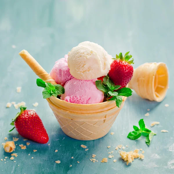 Zmrzlina v koši vafle — Stock fotografie