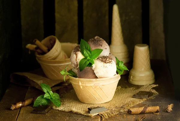 Helado en cesta de gofres — Foto de Stock