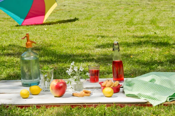 Beber no jardim na hora de verão — Fotografia de Stock