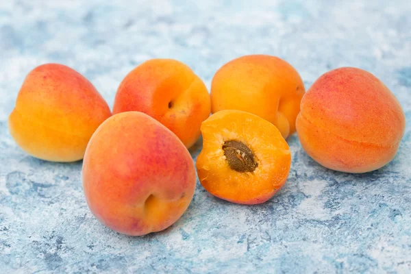 Свіжі стиглі абрикоси на бірюзовому фоні — стокове фото