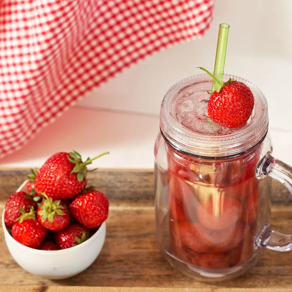 Compote de fraises fraîches à la fraise rouge mûre — Photo