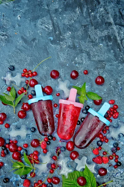 Ghiacciolo rinfrescante su cubetti di ghiaccio e frutta — Foto Stock