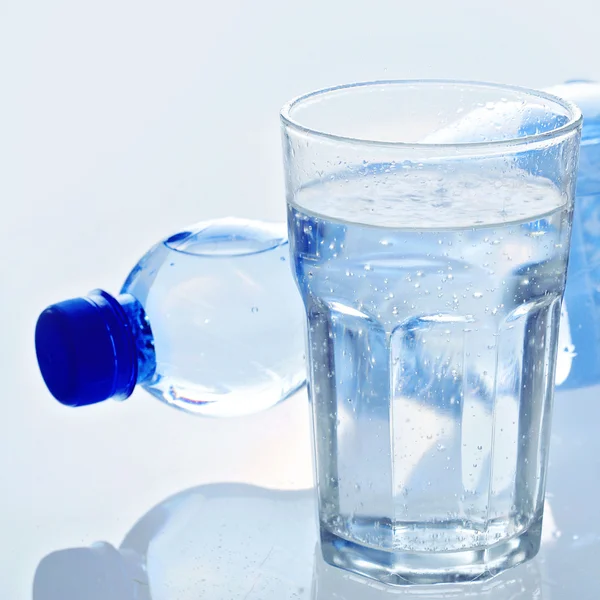 Voda v lahvích a sklo — Stock fotografie