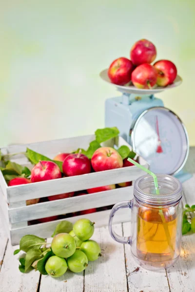 Φρέσκος χυμός και κόκκινα μήλα σε ξύλινο κουτί — Φωτογραφία Αρχείου