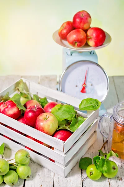 Φρέσκα κόκκινα μήλα σε ξύλινο κουτί — Φωτογραφία Αρχείου