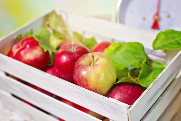 Świeże czerwone jabłka w drewniane pudełko — Zdjęcie stockowe