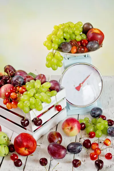 新鲜的夏季水果在木盒子里 — 图库照片