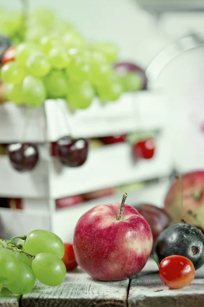 Frutas frescas de verão em caixa de madeira — Fotografia de Stock