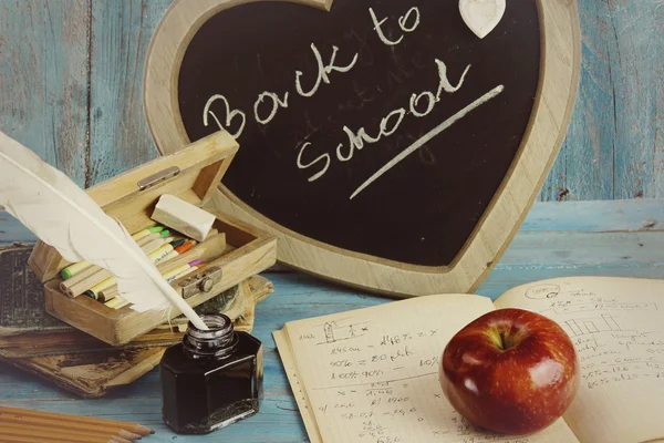 Zurück zur Schule - Tafel und Schulausstattung im alten Stil — Stockfoto