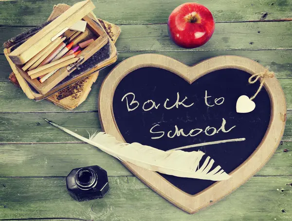 Kembali ke sekolah - papan tulis dan peralatan sekolah dengan gaya lama — Stok Foto