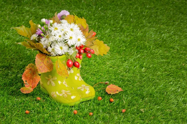 Bellissimo mazzo di autunno in stivali di gomma sull'erba — Foto Stock