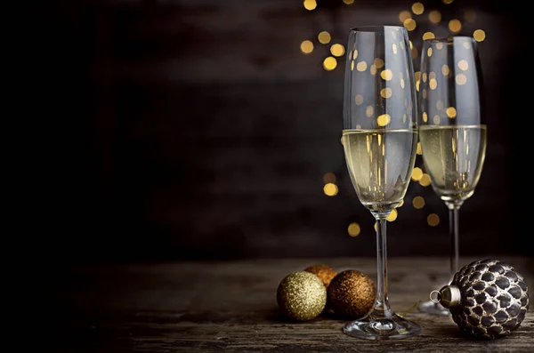 Zwei Gläser Champagner Auf Einem Hölzernen Hintergrund — Stockfoto