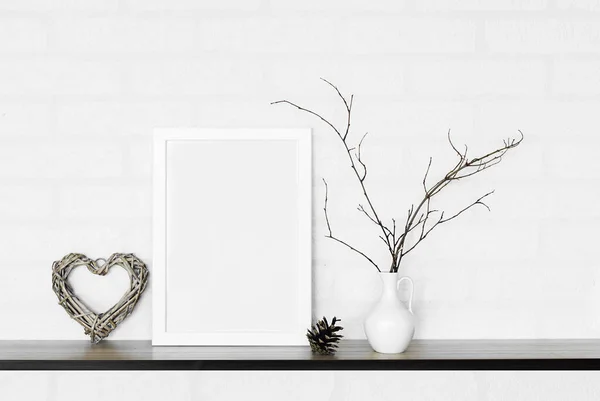 白い壁に空のフレームとドライフラワーの花瓶 — ストック写真