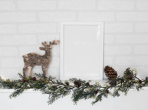 Κενό Πλαίσιο Τάρανδος Και Χριστουγεννιάτικη Γιρλάντα Λευκό Τοίχο — Φωτογραφία Αρχείου