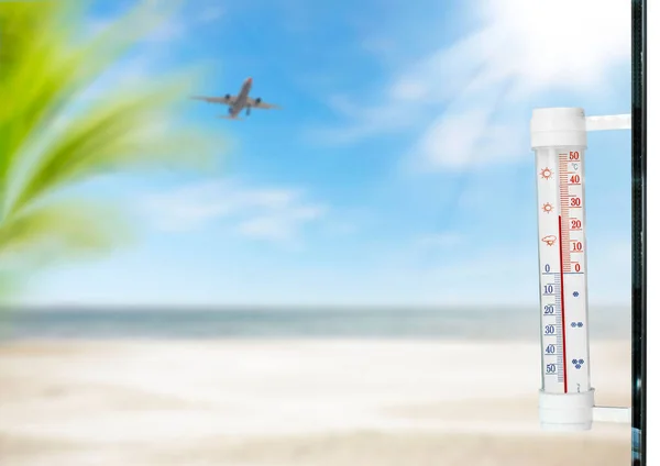 Zomer Strand Thermometer Vrije Ruimte Voor Tekst Rechtenvrije Stockafbeeldingen