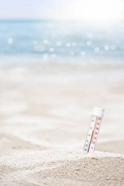 Zomer Strand Thermometer Vrije Ruimte Voor Tekst Rechtenvrije Stockfoto's