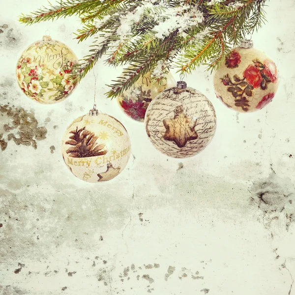 Bugigangas de Natal feitas pela técnica decoupage na árvore chreistmas — Fotografia de Stock
