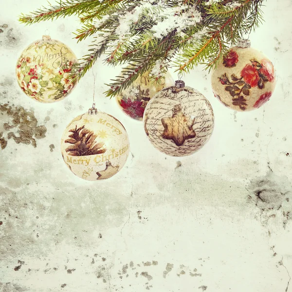 Christbaumkugeln in Technik-Decoupage am Weihnachtsbaum — Stockfoto