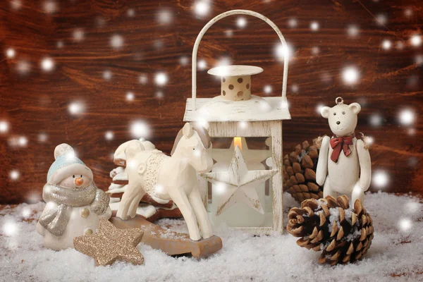 Cavallo a dondolo, orsacchiotto e lanterna su sfondo natalizio — Foto Stock