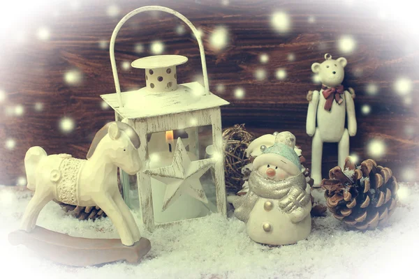Schaukelpferd, Teddybär und Laterne auf weihnachtlichem Hintergrund — Stockfoto
