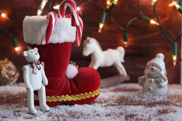 Botas, cavalo de balanço, e ursinho de pelúcia no fundo de Natal — Fotografia de Stock