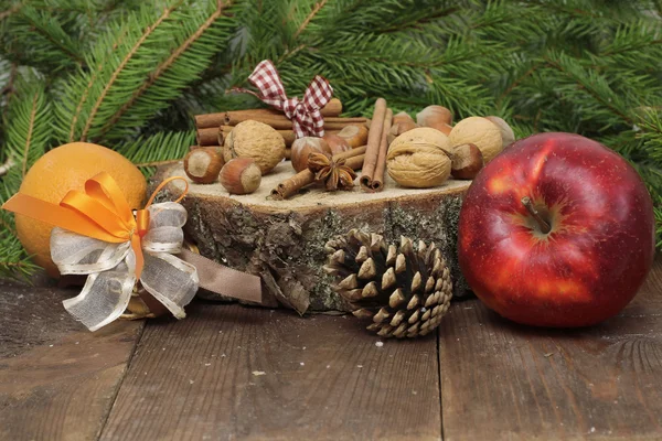 Chistmas composition with cinnamon, nuts and fir branches. — Stock Photo, Image