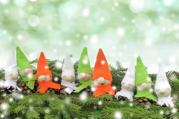 Piccoli elfi fatti in casa.Decorazione per il periodo natalizio — Foto Stock
