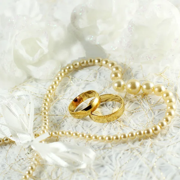 Two golden wedding rings with seamless flower decorations — Stock Photo, Image