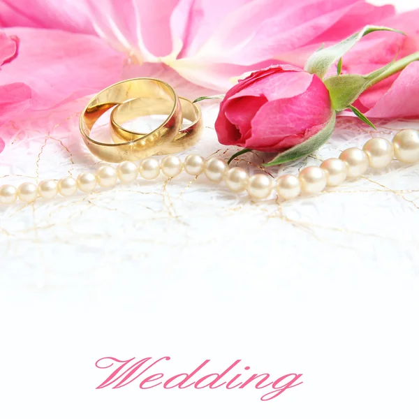 一对结婚戒指与玫瑰为背景图像 — 图库照片