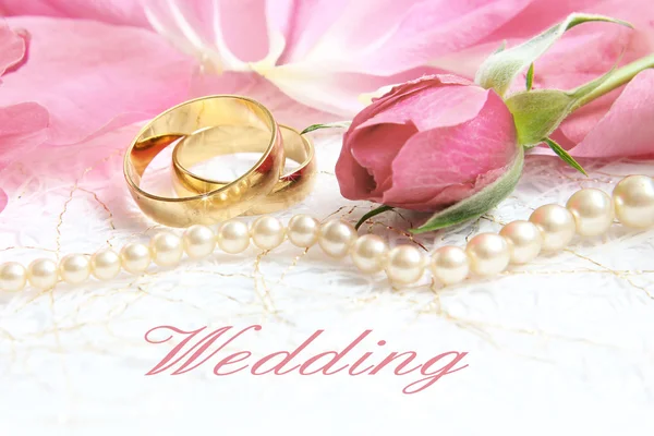 Par de anillos de boda con rosas para la imagen de fondo —  Fotos de Stock