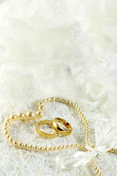 Two golden wedding rings with seamless flower decorations — Stock Photo, Image