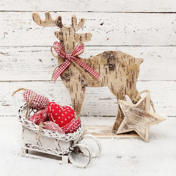 Rena de Natal em fundo de madeira em estilo escandinavo — Fotografia de Stock