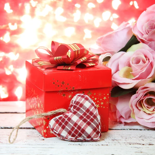 Valentine Card.Roses a srdce na přirozený bokeh. — Stock fotografie