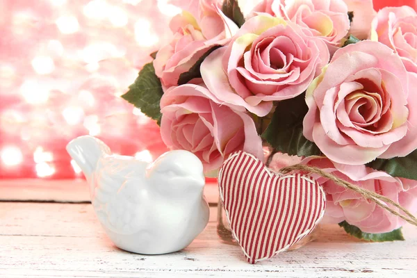 Cartão dos Namorados.Rosas e corações em bokeh natural . — Fotografia de Stock