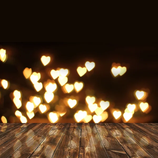 Table de terrasse en bois sur fond bokeh coeur. Saint Valentin — Photo