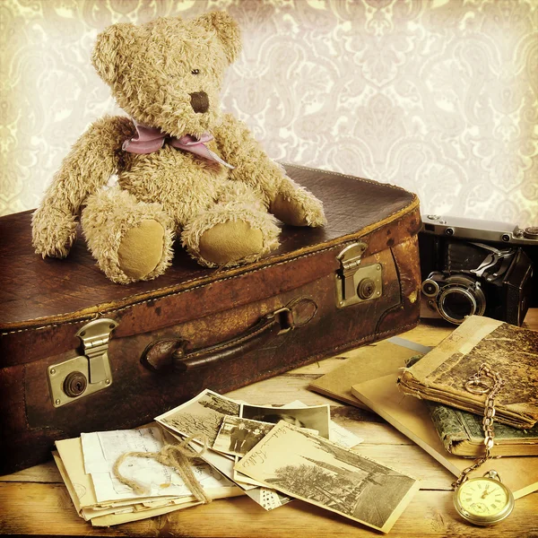 Old suitcase, books, photos in retro style — Stock Photo, Image