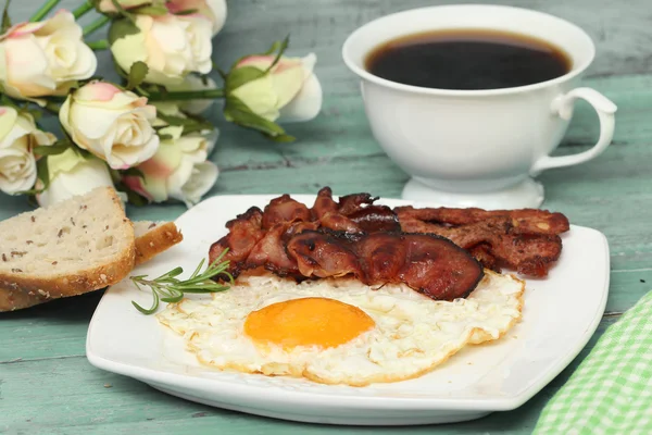 Fried eggs with bacon on the wooden table — Stock Photo, Image